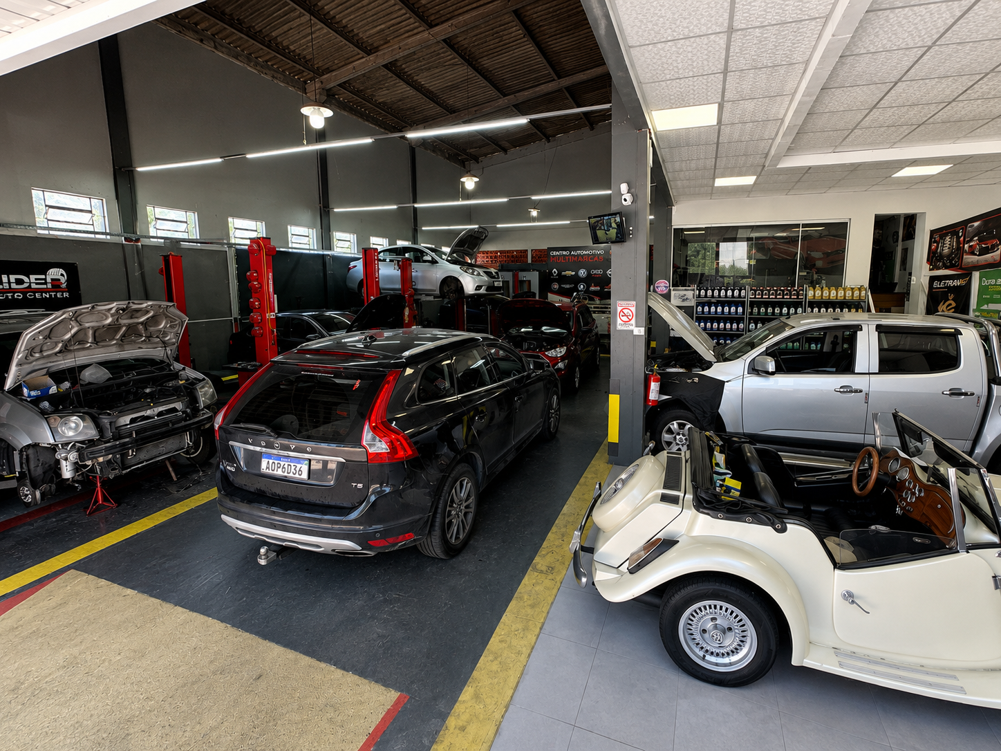 Estrutura interna e veículos em atendimento no Líder Centro Automotivo