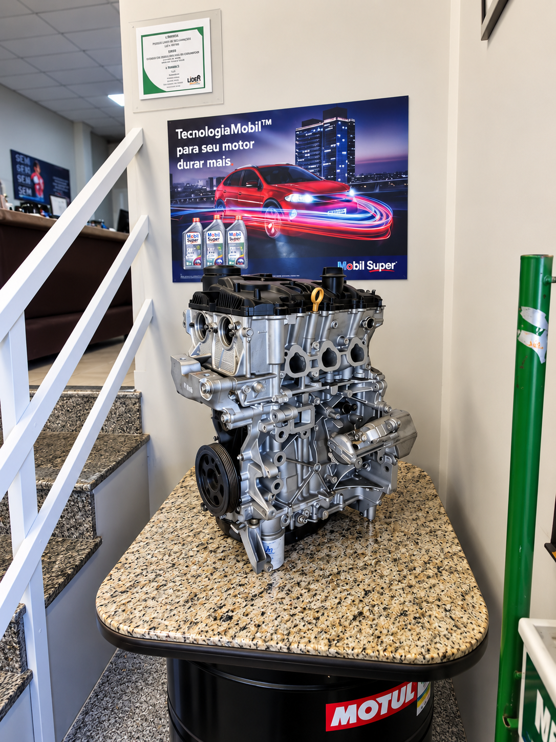 Motor em exposição no Líder Centro Automotivo